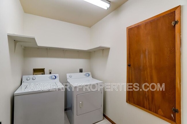 Building Photo - 3162 Kylemore Rd