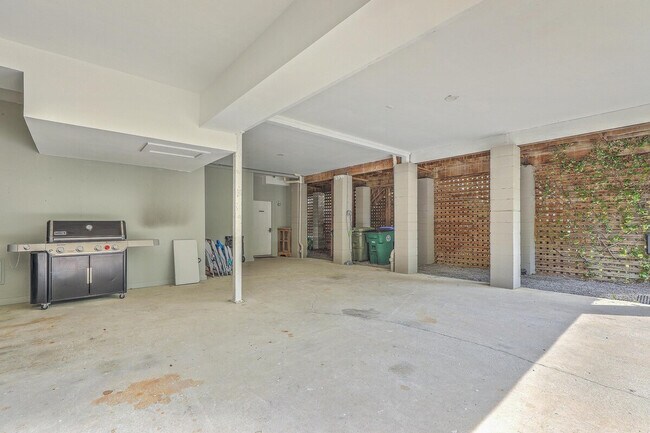 Building Photo - 1 Live Oak Dr