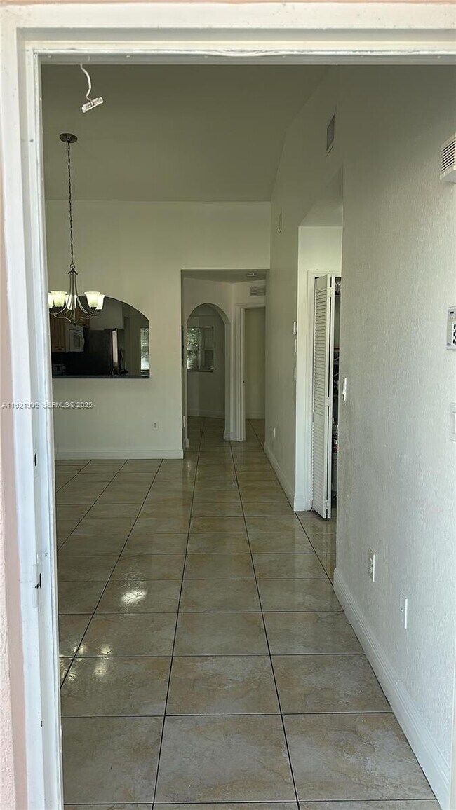 Building Photo - 1250 SE 28th Ct