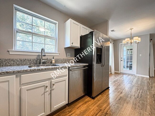 Building Photo - 635 Constellation Square SE