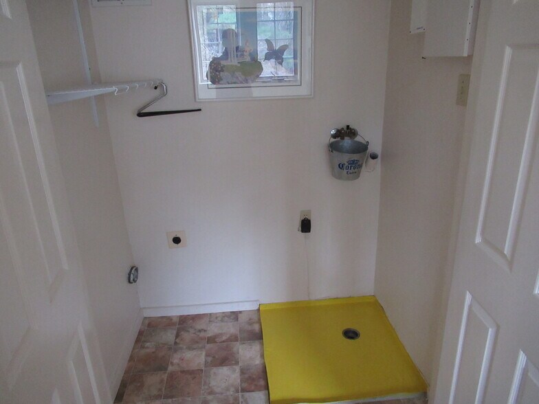 Building Photo - 100 Winterbourne Ln