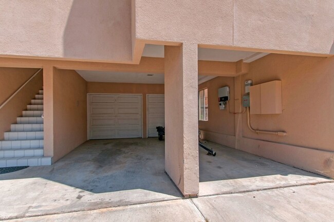 Building Photo - Bright 2 Bed 2 Bath Upstairs Condo Unit Av...