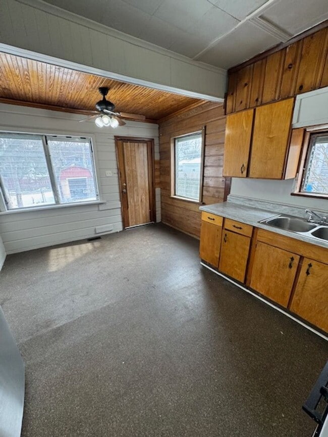 Building Photo - 3011 Hoagland Ave