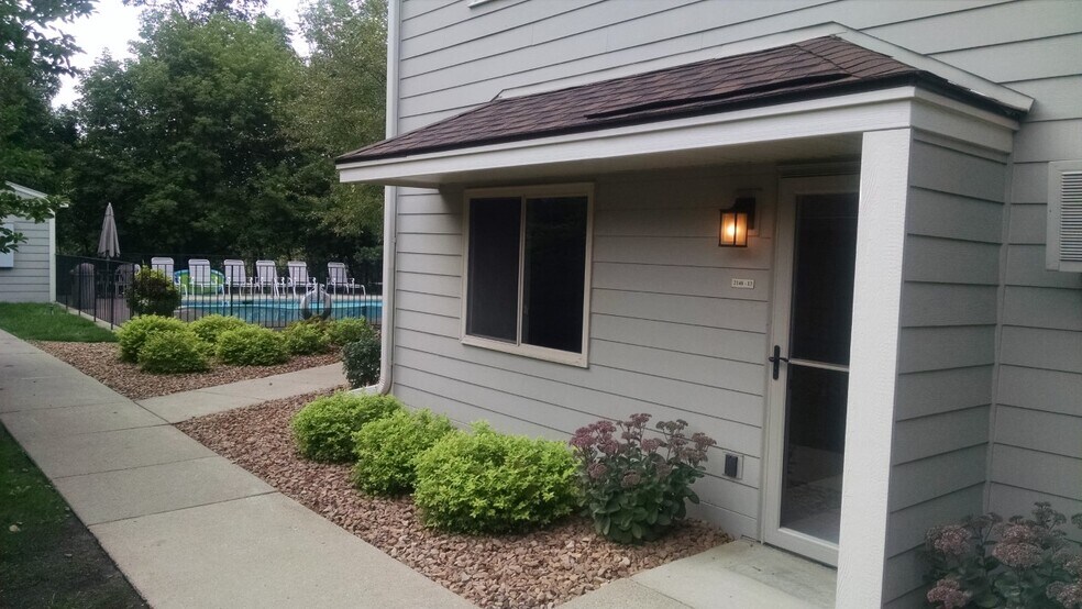 Building Photo - 2140 Ridge Dr