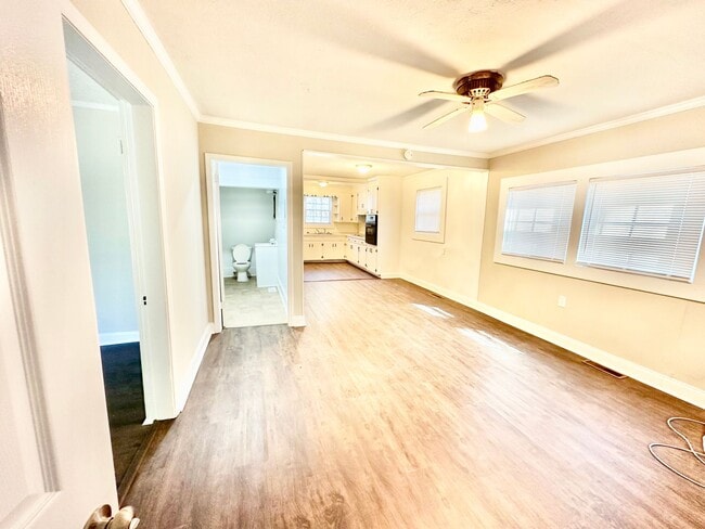 Building Photo - 690 Robertson Rd