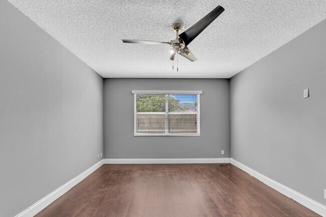 Building Photo - 5961 N Falls Circle Dr
