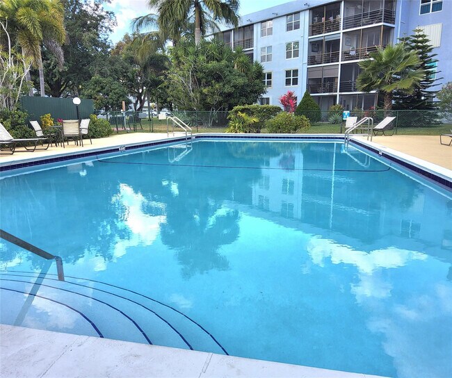 Building Photo - 112 Royal Pk Dr