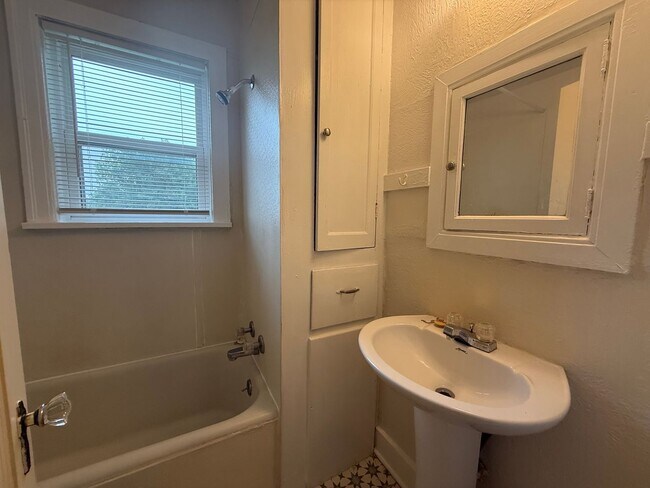 Building Photo - Charming Historic 1-Bedroom in Gatewood | Walk to the Plaza District