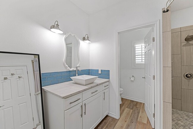 Building Photo - Charming 1BR plus bonus room, 2 full bath ...