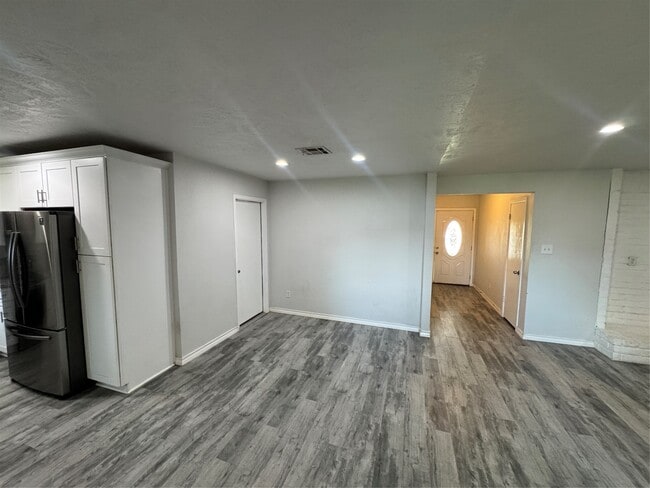 Building Photo - 3227 Fernrock Dr