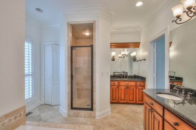 Building Photo - 4335 N Chapel Rd