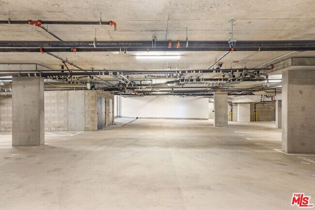 Building Photo - 2361 Fox Hills Dr
