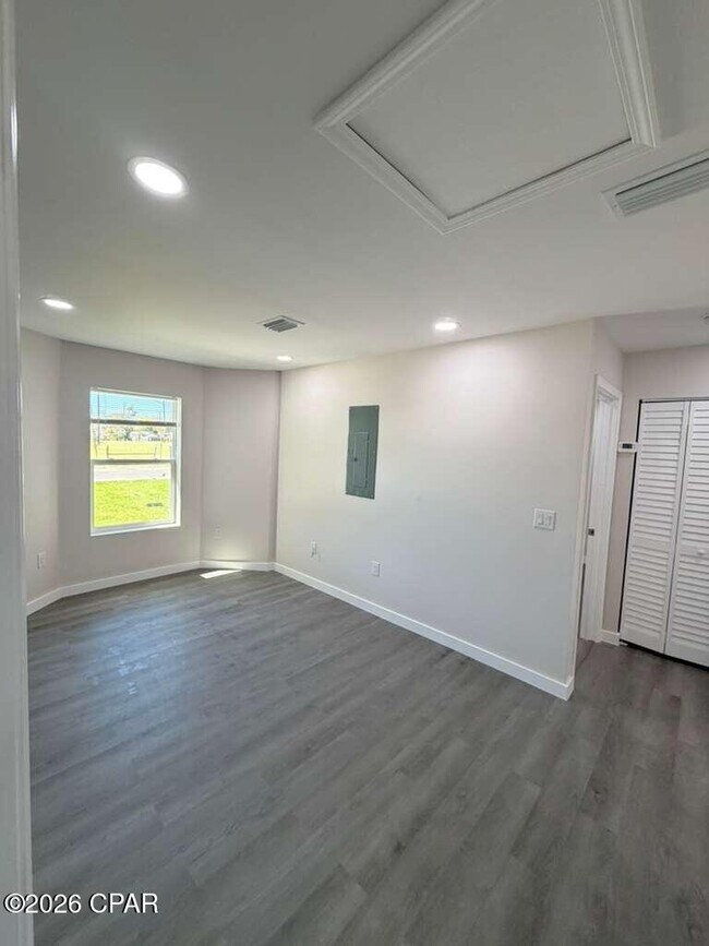 Building Photo - 208 Kraft Ave