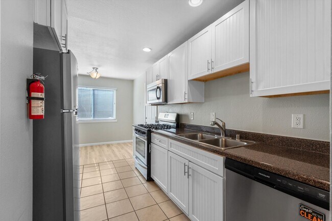 Building Photo - For Rent with Move-in Special ($1,200 off Base Rent ) | 3 Beds 2 Bath | 2 Car Garage |  NE Height...