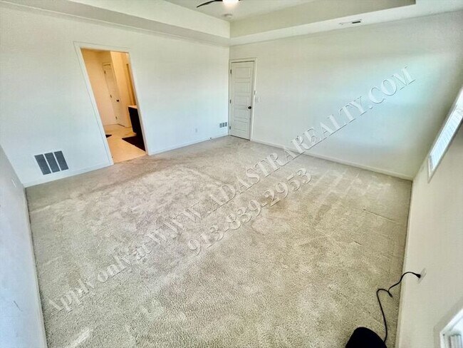 Building Photo - Beautiful 4 Bed 3.5 Bath Home in Olathe-Av...