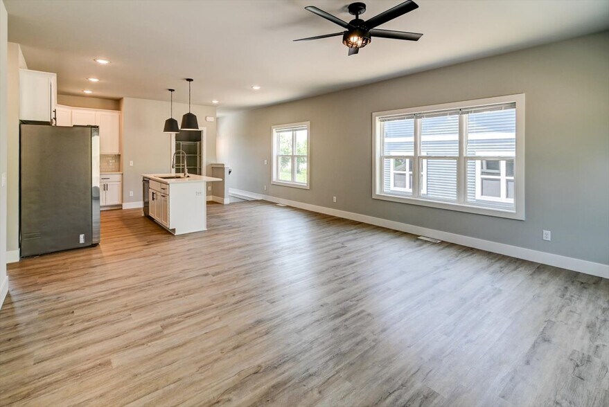 Building Photo - 2940 Blue Grass Dr