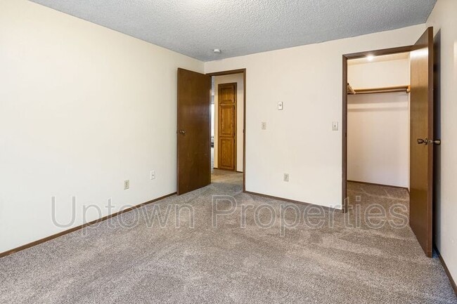 Building Photo - 5660 SW 180th Ave