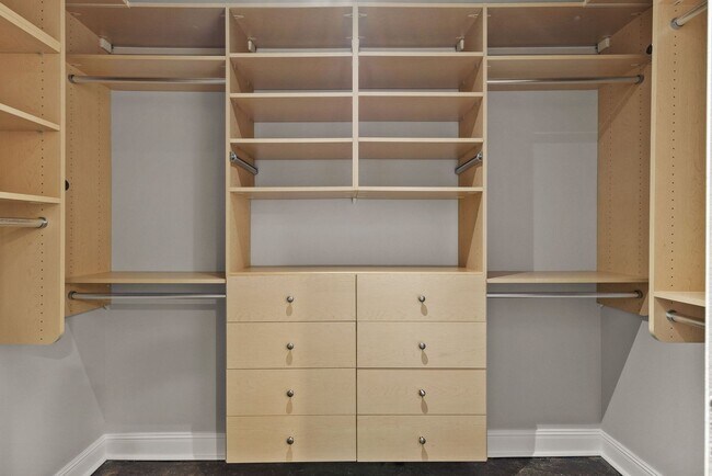 Building Photo - 1,593 SqFt Condo in a prime location in Nashville!