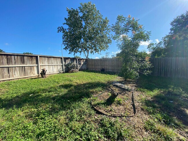 Building Photo - Spacious 4-Bedroom Home for Rent in Encino...