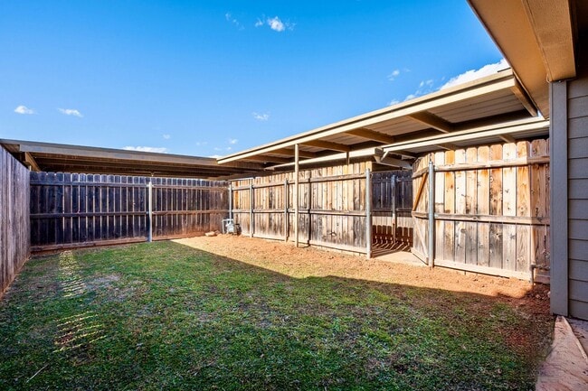 Building Photo - Immaculate 2 Bed, 2 Bath w/Loft Space!