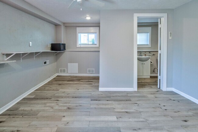 Building Photo - 563 S 35th St