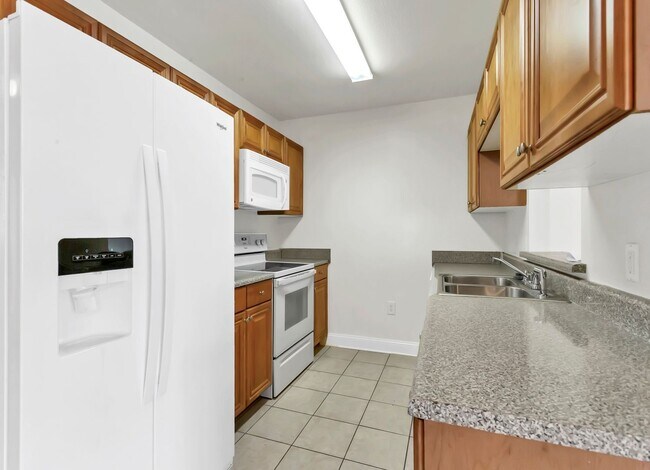 Building Photo - 3/2.5 Crestview Townhome with Community Po...
