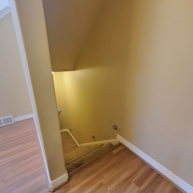 Building Photo - Incredible Lehi Townhouse