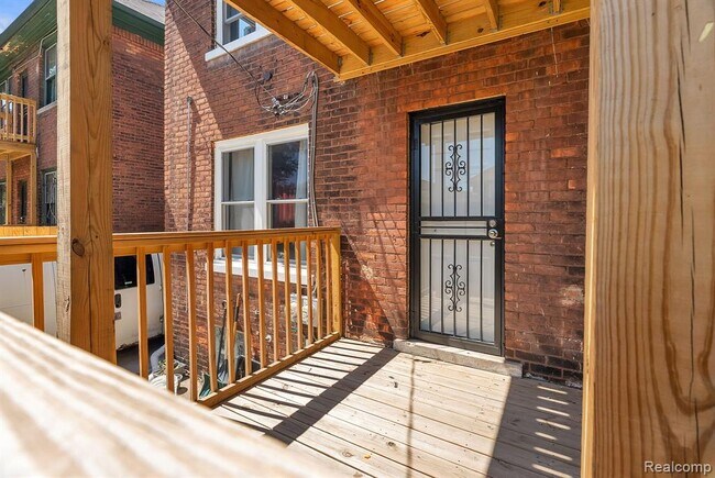 Building Photo - 3273 Cortland St