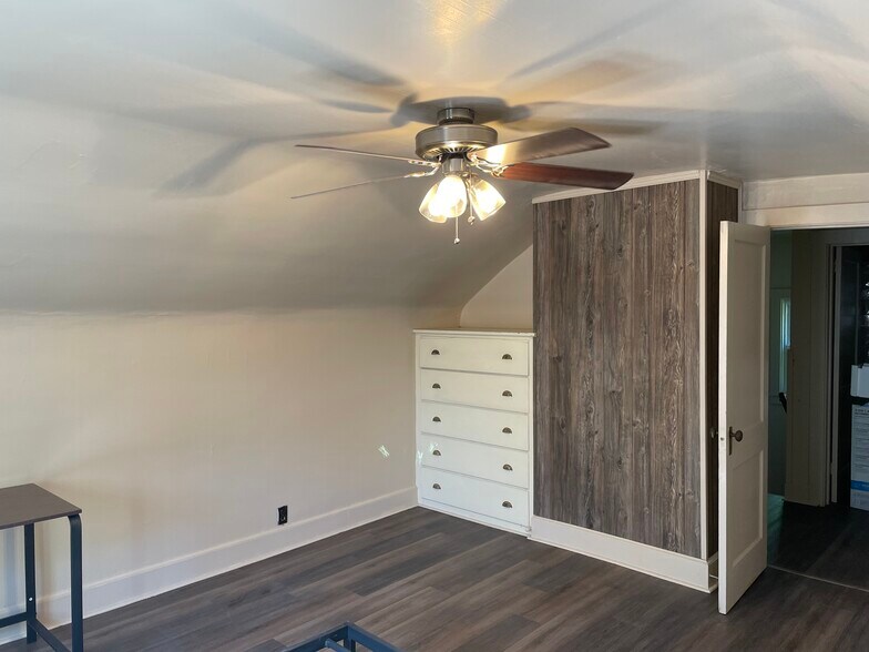 Attic Bedroom - 8 Park Pl