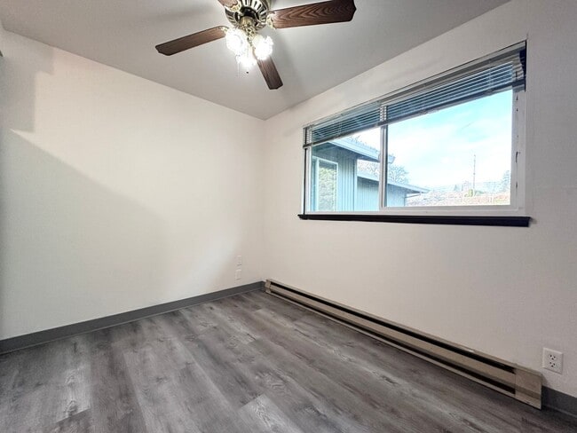 Building Photo - 2 Bedroom Duplex in Sandy