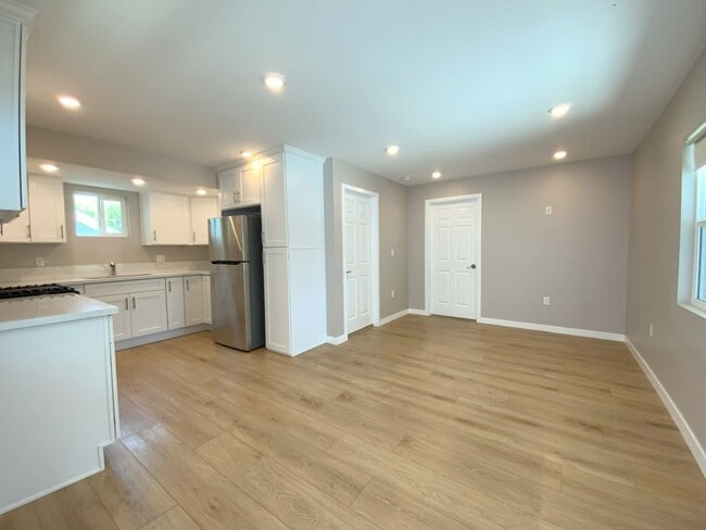 Building Photo - Discover Modern Living in Glendale's Newes...