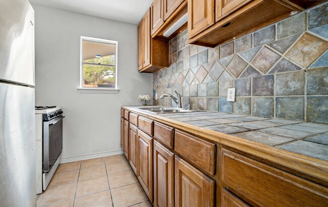 Building Photo - spacious 4-bedroom, 2-bath home