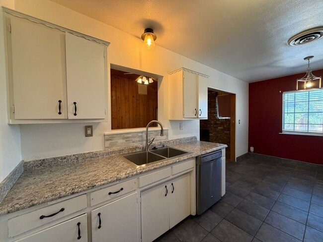Building Photo - 3 Bedroom 2 Bathroom House on Corner Lot with 2 Car Garage Locate din Irwin Estates