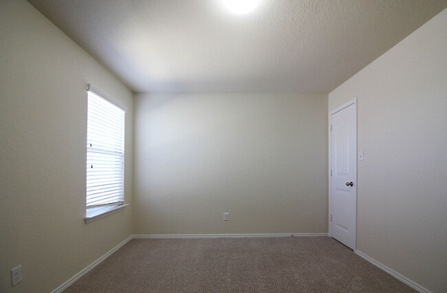 Building Photo - Gorgeous 5/2.5 Home Available for Immediat...