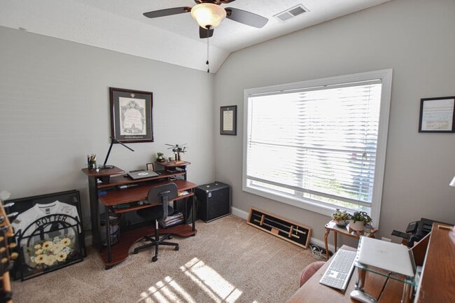 Building Photo - Pet Friendly Three Bedroom!