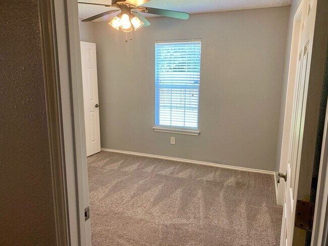 Building Photo - Fantastic 4 Bedroom 2 Bathroom house in So...