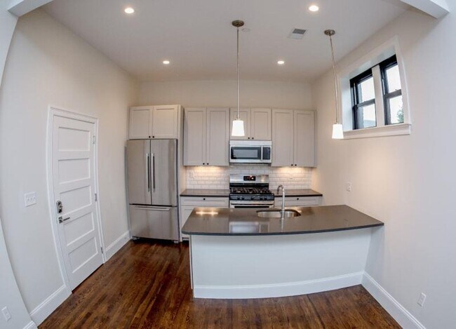 Building Photo - 2 bed in the South End.... Sept 1st move