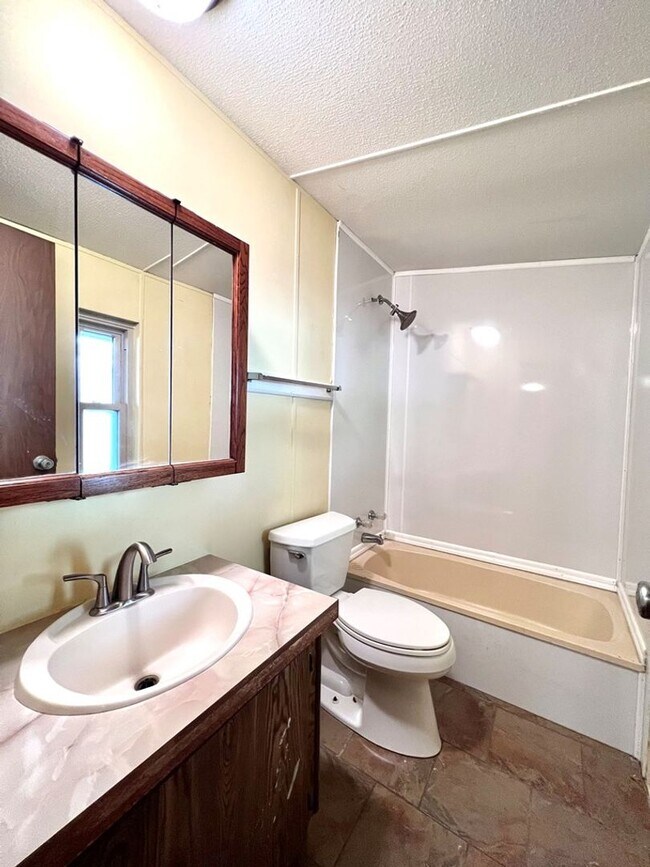 Building Photo - 2 Bedroom On Nicely Sized Lot