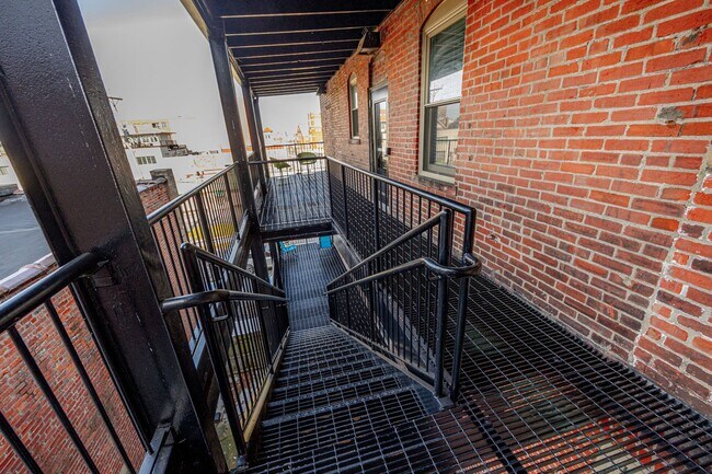 Building Photo - Short North! Fully Furnished 1 Bedroom, 1 ...