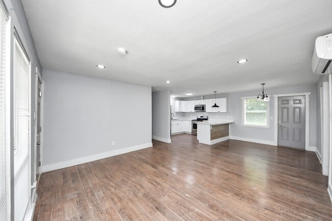 Building Photo - 5738 Kenilwood Dr