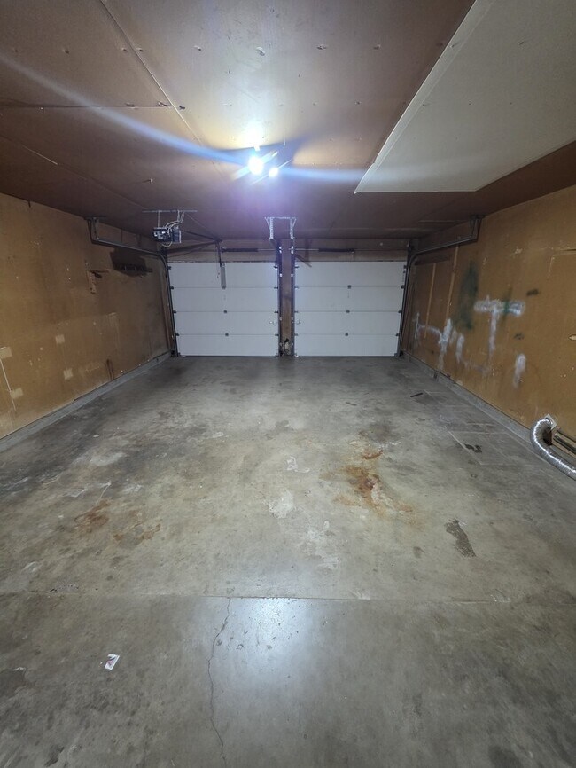 Building Photo - 3 bed 2 bath home with 2 car garage!