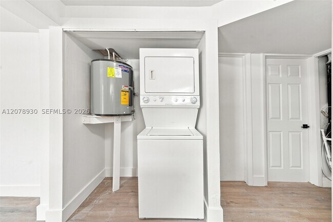 Building Photo - 402 NW 44th Ave