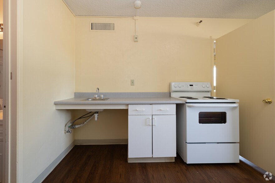 1BR, 1BA - 548SF - Ktichen - Catalina Village Apartments