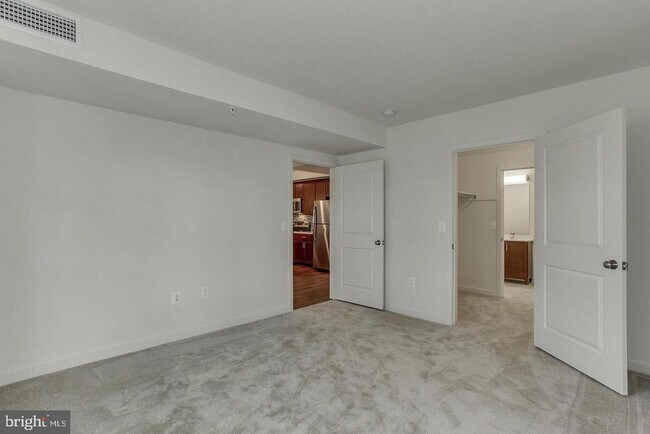 Building Photo - 905 N Arlington Blvd