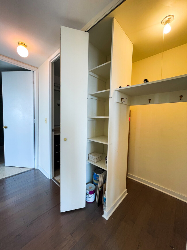 Building Photo - 1660 N La Salle Dr