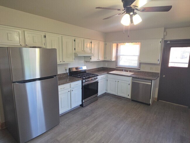 Building Photo - 3 bedroom Franklin Townhome