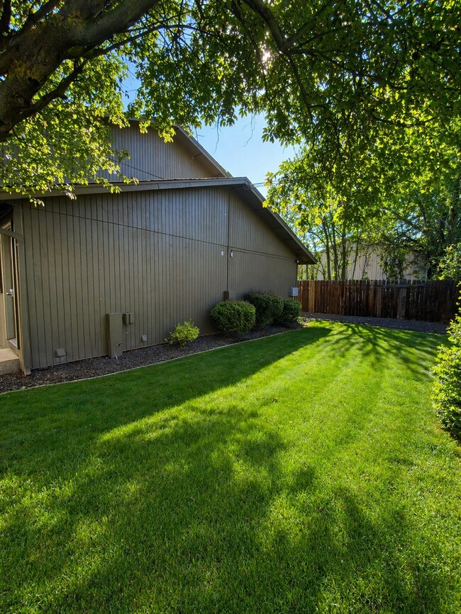 Building Photo - The Easy Choice in Yakima- Practical Features & Great Location!