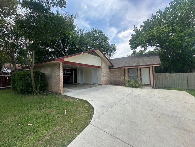 Primary Photo - 2 bed 1 bath on Emerald Forest