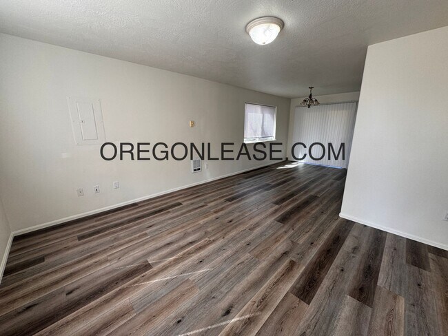 Building Photo - Newly remodeled 3 bedroom townhouse in Springfield