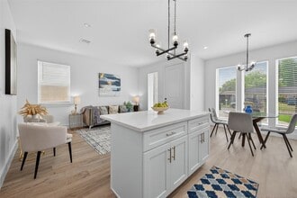 Building Photo - 5027 Willow Glen Dr